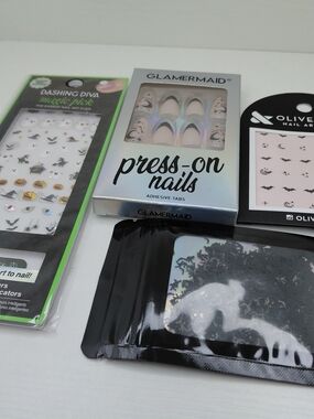 Mixed Nail Stickers & Press-On Nails Set - Black, White, Pink, Holographic